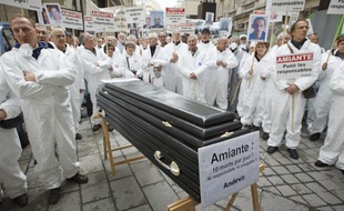 Rassemblement des victimes de l'amiante et de l'association Andeva contre l'abandon des poursuites dans le cadre du procès de l'amiante en France devant le Pôle Santé à Paris le 6 novembre 2013.