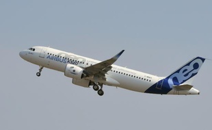 L'Airbus A320neo prend son premier envol pour un test le 25 septembre 2014 à Blagnac, près de Toulouse