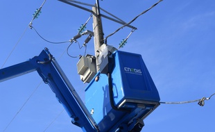 Un employé d'Enedis en train d'intervenir sur un pilonne en Ardèche.