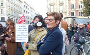 Une pancarte éloquente devant le palais de justice de Rouen, où les manifestants témoignent de leur inquiétude après l'incendie de Lubrizol. Le 8/10/19.