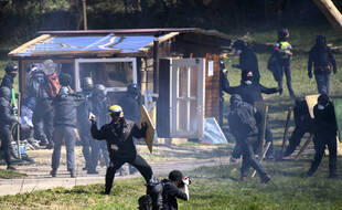Affrontements sur la ZAD du Mormont, à La Sarrazentre en Suisse le 30 mars 2021.