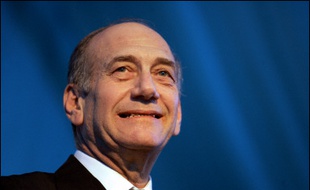 Le parti Kadima du Premier ministre israélien par intérim Ehud Olmert était en perte de vitesse vendredi à un peu plus de trois semaines des législatives, alors que la campagne audiovisuelle devait démarrer mardi.