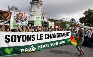 Des personnes manifestent à Paris, le 21 septembre 2014, pour la lutte contre le réchauffement climatique.