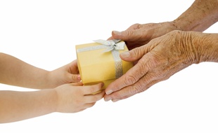 La donation-partage permet aux grands-parents de soutenir financièrement leurs petits-enfants, quand leurs propres enfants sont déjà installés dans la vie.