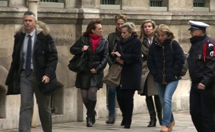Capture d'écran d'une vidéo tournée par l'AFPTV montrant les filles de Jacqueline Sauvage arrivant à l'Élysée à Paris, le 29 janvier 2016, pour rencontrer le Président François Hollande