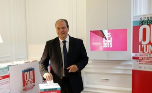 Le premier secrétaire du PS, Jean-Christophe Cambadélis, le 16 octobre 2015 vote à Paris au "référendum" sur l'unité de la gauche et des écologistes en vue des régionales