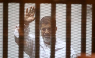 L'ancien président égyptien islamiste Mohamed Morsi lors d'un procès au Caire le 7 décembre 2014