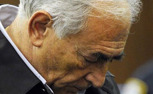 Le directeur du FMI Dominique Strauss-Kahn au tribunal de juridiction criminelle de Manhattan, lorsqu'on lui signifie les charges d'accusation d'agression sexuelle et de tentative de viol, le 16 mai 2011 à New York.