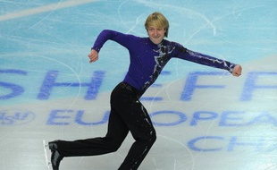 Le Russe Evgeni Plushenko, champion olympique 2006 et triple champion du monde, devra subir deux opérations au lieu d'une à un genou et au dos, a-t-il indiqué mardi lors d'une conférence de presse.