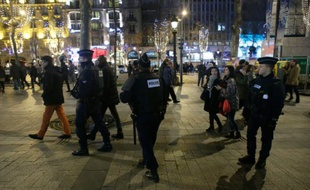 Policiers déployés le 31 décembre 2015 sur les Champs Elysées à Paris