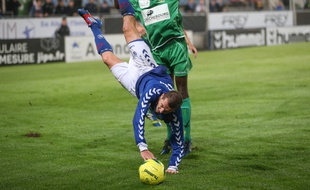 Dimitri Liénard victime d'une faute marseillaise, le 12 septembre 2014, au stade de la Meinau.