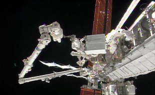 Opération de maintenance sur la station spatiale internationale (ISS) en décembre 2013.