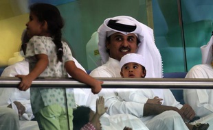 Le prince héritier du Qatar Tamim bin Hamad Al-Thani, propriétaire du Paris SG via le Qatar Sports Investments, s'est rendu lundi matin au Camp des Loges, le centre d'entraînement de son équipe, ont indiqué à l'AFP des sources au club.