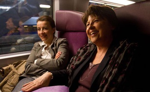 Cécile Duflot (à gauche) d'EELV et Martine Aubry (à droite) du PS dans un train Paris-Le Mans, en campagne pour les élections cantonales, le 23 mars 2011.