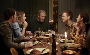 De gauche à droite, Simon Sears (Christian), Ann Eleonora Jørgensen (Elisabeth) , Lars Mikkelsen (Johannes), Morten Hee Andersen (August), et Fanny Bernth (Emilie) campent la famille Krogh dans «Au nom du père».