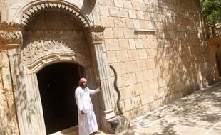 Un religieux de la minorité yazidi se tient à l'entré du temple de Lalish, en Irak, le 15 août 2014