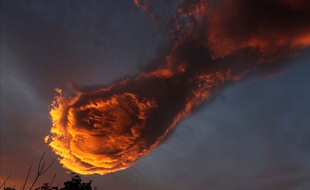 Les habitants de Madère au Portugal voient dans cette formation nuageuse la main de Dieu tenant une boule de feu.