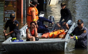 De nombreux habitants de Bangkok fuyaient jeudi la mégalopole, en car, en train ou en avion, au premier jour d'un week-end exceptionnel de cinq jours décrété à la hâte par le gouvernement pour faire face à des inondations historiques