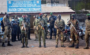 Des militaires devant la prison de Conakry.