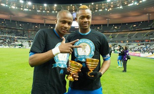 André Ayew (à gauche) et son frère Jordan (à droite) après la victoire de l'Olympique de Marseille en finale de la Coupe de la Ligue face à l'Olympique Lyonnais (1-0 a.p)