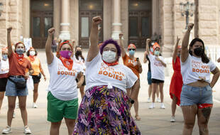 Des femmes manifestent pour défendre le droit à l'avortement et dénoncer une loi restrictive au Texas, le 1er septembre à Austin.