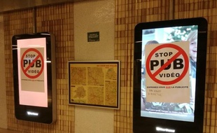 Une cation de l'associuation «Résistance à l'agression publicitaire», dans le métro de Lille.