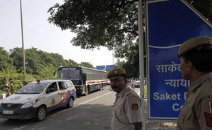 Un bus transporte les quatre accusés du viol et meurtre d'une étudiante vers la Cours de new Dehli en Inde mardi 10 septembre.
