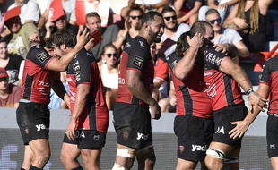 Les joueurs de Toulon célèbrent leur victoire en Top 14 sur la pelouse du stade Ernest-Wallon, à Toulouse, le 11 septembre 2016.