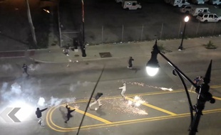 Un combat de rue à base de feux d'artifice - Le Rewind (vidéo)