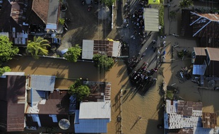 Une ville indonésienne inondé suite aux trop fortes pluies.