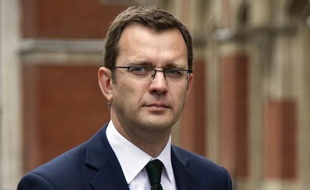 Andy Coulson, ex-conseiller de presse du Premier ministre britannique David Cameron, a été officiellement inculpé mardi pour "écoutes illicites", avec sept autres anciens journalistes du groupe News International de Rupert Murdoch, dont Rebekah Brooks, ex-reine des tabloïdes.