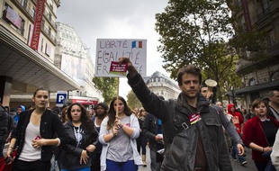 Des lycéens manifestent à Paris pour réclamer l'arrêt des expulsions des élèves scolarisés après celles de Leornarda et Khatchik. le 17 octobre 2013.