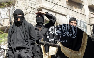 Des combats d'une violence inouïe opposant l'armée à des rebelles et des jihadistes qui cherchent à s'emparer d'une très vaste armurerie en Syrie ont fait plus de cent morts en moins d'une semaine, a indiqué samedi une ONG syrienne.