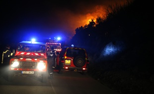Intervention des pompiers au village de Palasca, en Corse, alors que des incendies ravagent la région. 23 octobre 2017