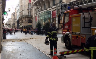 Les pierres d'une corniche sont tombées dans la rue Sainte-Catherine ce jeudi.