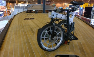 Ici sur un bateau au salon nautique de Paris, le V'Lec peut s'embarquer partout, du haut de sa dizaine de kilos...