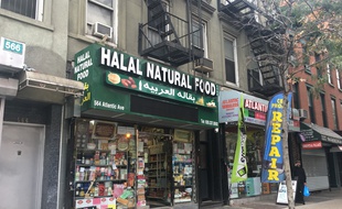 Une épicerie halal sur Atlantic Avenue à New York le 2 novembre 2017.
