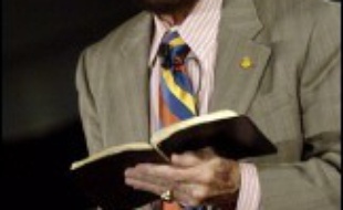 Pendant deux heures, la bible en main, l'homme, perruque couleur châtain et lunettes fumées rouges, va raconter les sept fondamentaux de sa foi, devant un auditoire attentif (nombreux sont ceux qui prennent des notes), se levant à chaque harangue du prédicateur.