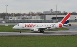 Un avion de la compagnie Hop décolle sur la piste de l'aéroport de Rennes Saint-Jacques.