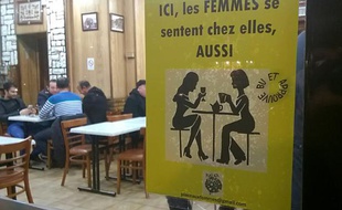 Une affiche du collectif "Place aux femmes" dans un bar d'Aubervilliers, le 23 février 2016