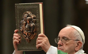 Le pape François célèbre la messe d'ouverture du synode sur la famille à la basilique Saint-Pierre au Vatican, le 4 octobre 2015