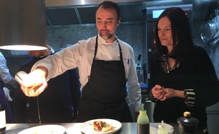 Le chef Frédéric Duca assaisonne un des ses plats devant notre lectrice Isabelle