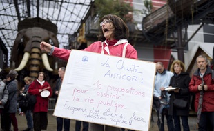 Françoise Verchère, membre d'Anticor, manifeste contre la corruption à Nantes, le 5 mars 2017, en pleine campagne présidentielle.
