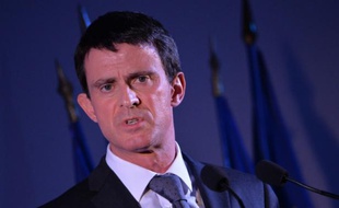 Le Premier ministre français Manuel Valls s'exprime lors d'une réunion publique le 15 février 2016 à Corbeil-Essonnes, près de Paris
