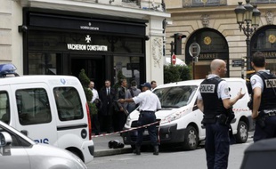 Des policiers devant une boutique de la rue de la Paix à Paris après un braquage le 4 octobre 2013