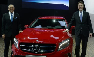 Ola Källenius (G), futur numéro un de Daimler, et Eberhard Keon, patron de Mercedes India, posent pour le lancement du SUV Mercedes GLA, lors d'un salon près de New Delhi, le 5 février 2014