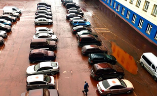 Selon le directeur de l'usine, la pluie aurait rabattu sur le parking de la poussière de rouille.