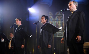 Le groupe «Les Prêtres», composé de Charles Troesch (G), Jean-Michel Bardet (D) et de Joseph Dinh Nguyen Nguyen (C), en concert, le 7 mai 2010 à Marseille.