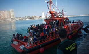 Des migrants secourus en Méditerranée accostent dans le port de Malaga en Espagne, le 22 juin 2018.