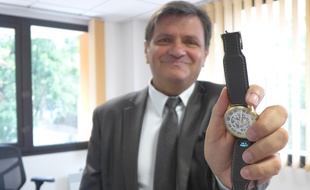 Il développait des bracelets qui s’adaptent à tous les
modèles de cadran de montre